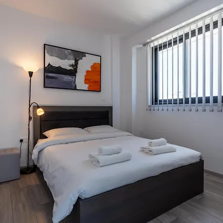 Coastal 2br Sea View Near Mackenzie Apartamento Larnaca